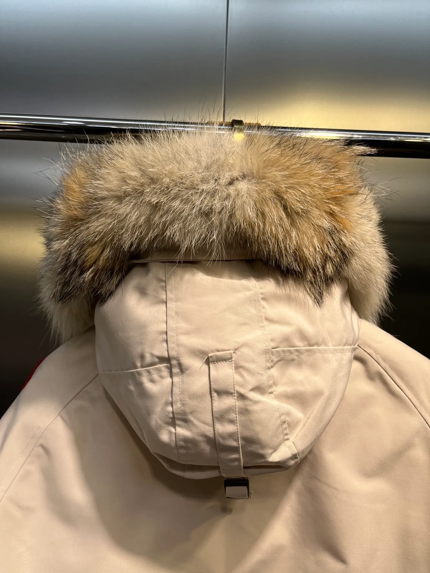 P780 CANADA GOOES 02 model Chilliwa bomber jacket 02 model, chosen by Arctic and Antarctic scientific expedition teams as their cold-proof equipment, the Rolls-Royce of down jackets. ➖ Industry-leading anti-counterfeiting chip sensing. ➖ Imported Behringer embroidery machines and customized embroidery labels, the highest level and industry leading. ➖ Imported Korean 21-count polyester-cotton blended original fabric, TC85 waterproof coated fabric, water-repellent, windproof and wear-resistant. ➖ The new national standard 80 white duck down is filled with an average of 520 grams of down. The amount of down filled is industry-leading. ➖ 100% nylon lon lining with double double-layer sealing design to prevent velvet running, seamless thread design on cuffs! ➖ Western Canadian Green Wolf Collar. ➖ Yoshida YKK provides original factory-customized electroplated sliders. YKK two-way lockable zippers are tight and smooth and do not peel off paint. ➖ 3M composite Velcro is durable and the accessories and hardware are all custom-made. Note: Our copywriting is only simple and clear. Instead of bragging about the copywriting, it is better to compare and understand with samples. Only for the purest, most focused, most professional, highest quality, and highest sex!  size：xs-xl